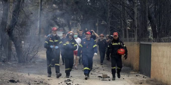 Feuerwehrleute im griechischen Athen. Weil sie sich nicht gegen das Coronavirus impfen wollen, haben die Behörden 54 Feuerwehr-Mitglieder versetzt. (Archivbild) Coronavirus