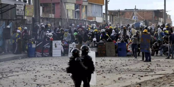 Demonstranten stossen während eines Anti-Regierungs-Protestes in Bogotá mit der Polizei zusammen. Foto: Leonardo Munoz/AP/dpa Demonstranten stossen während eines Anti-Regierungs-Protestes in Bogotá mit der Polizei zusammen. Foto: Leonardo Munoz/AP/dpa