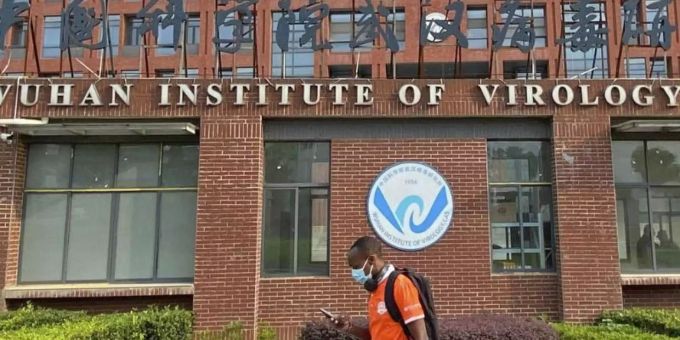 Ein Mann passiert das Institut für Virologie in Wuhan. Foto: -/kyodo/dpa Ein Mann passiert das Institut für Virologie in Wuhan. Foto: -/kyodo/dpa