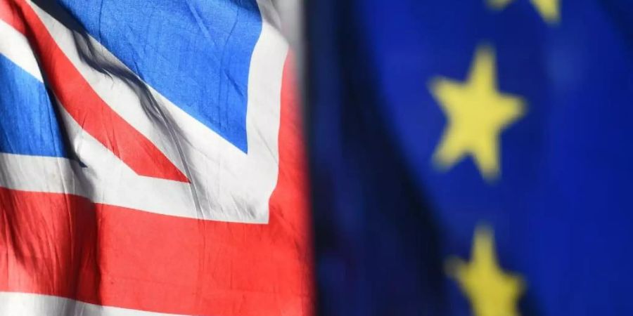 Eine Flagge von Grossbritannien und eine Flagge der Europäischen Union wehen vor dem britischen Parlament in Westminster (Archivbild). Foto: Kirsty O'Connor/PA Wire/dpa
