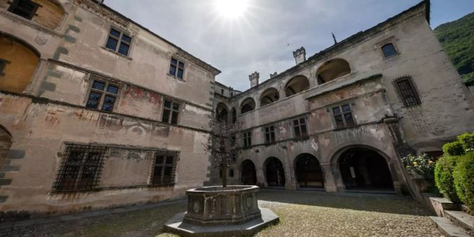 Von aussen eher unscheinbar, überrascht das Castello di Issogne innen die Besucher. Altes Hotel
