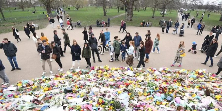 Menschen legen in dem Park Clapham Common Blumen für Sarah Everard nieder. Foto: Victoria Jones/PA Wire/dpa