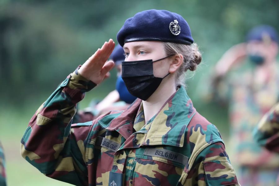 Elisabeth von Belgien absolviert eine Militärausbildung an der Königlichen Militärakademie.