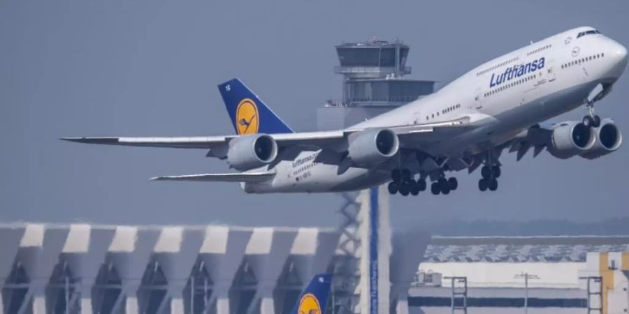 Eine Passagiermaschine vom Typ Boeing 747 der Lufthansa startet auf dem Frankfurter Flughafen. Foto: Boris Roessler/dpa