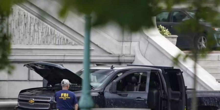 Die Polizei des US-Kapitols untersucht ein verdächtiges Fahrzeug auf eine mögliche Bombe. Foto: Carolyn Kaster/AP/dpa
