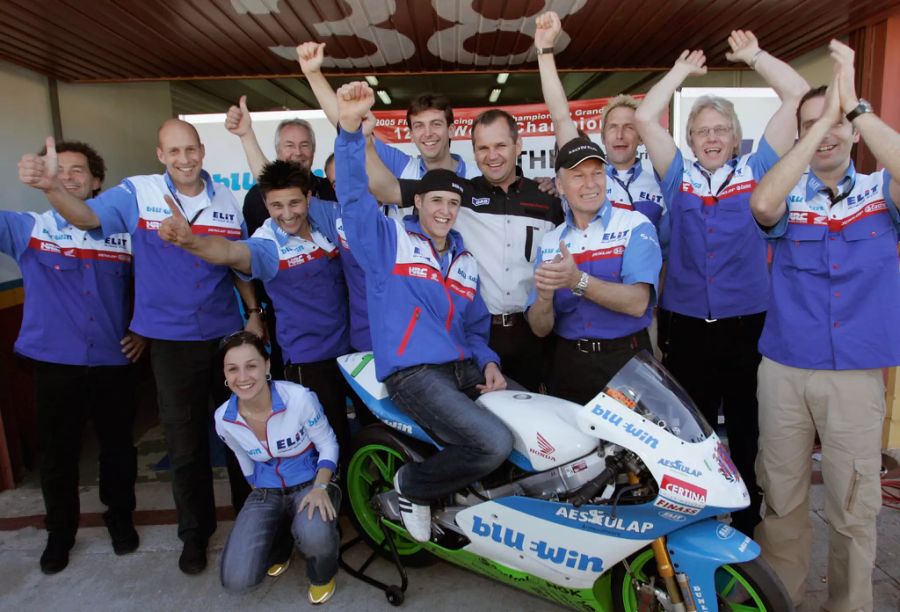 2005 feiert er als Jungspund den Weltmeister-Titel in der 125ccm-Kategorie.