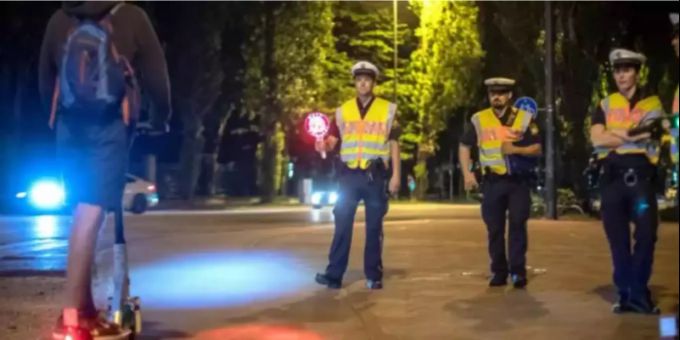 In der Nähe von Bielefeld ist ein Mann mit einem E-Scooter auf die Autobahn. Später hält ihn die Polizei an. E-Scooter Polizei