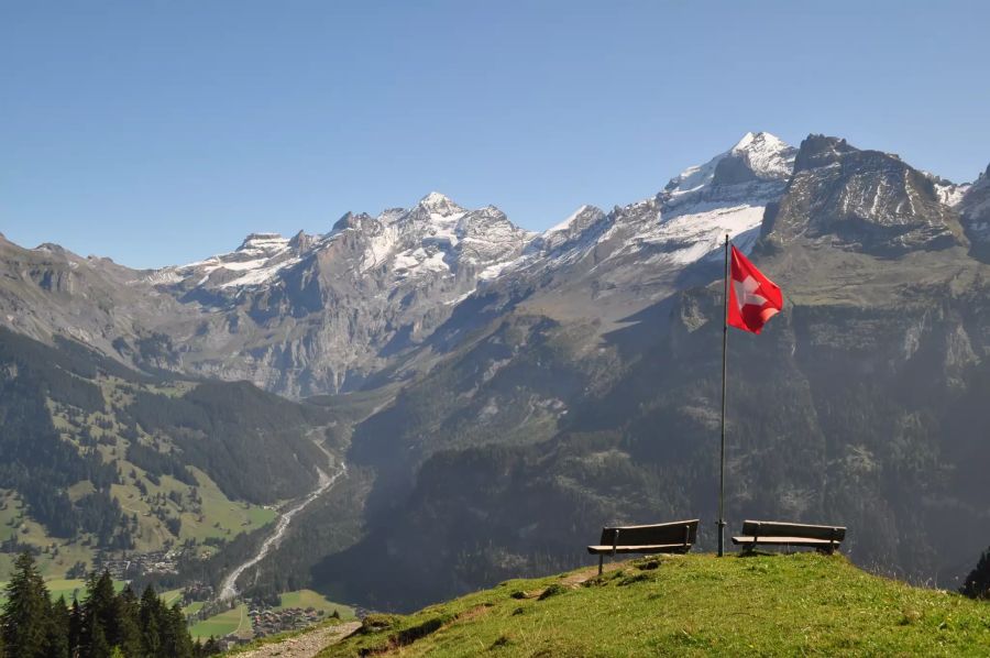 Ganz hübsch ... Blick von der Allmenalp in Richtung Blüemlisalpmassiv. Unten das Flussbett des Oeschibachs und ganz hinten der Oeschinensee.