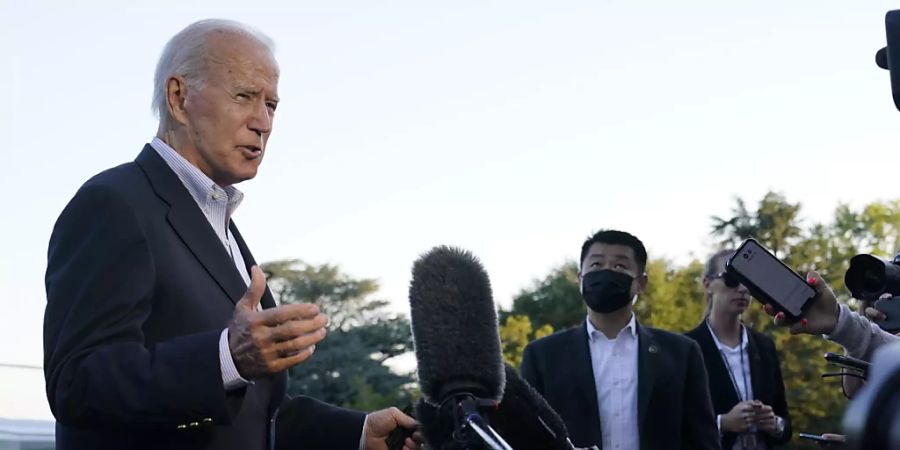 Nach dem verheerenden Unwetter im Nordosten der USA hat Präsident Joe Biden bei einem Besuch im Katastrophengebiet in drastischen Worten vor den Folgen des Klimawandels gewarnt. Die rasant fortschreitenden Veränderungen des Klimas entsprächen der «Alarmstufe rot», sagte Biden. Foto: Susan Walsh/AP/dpa