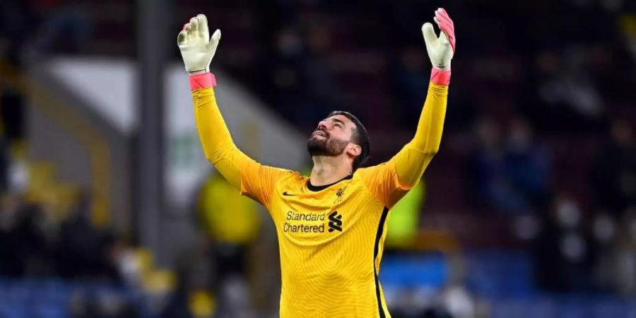 Auch Liverpools Keeper Alisson könnte von der Sperre betroffen sein. Foto: Clive Mason/PA Wire/dpa