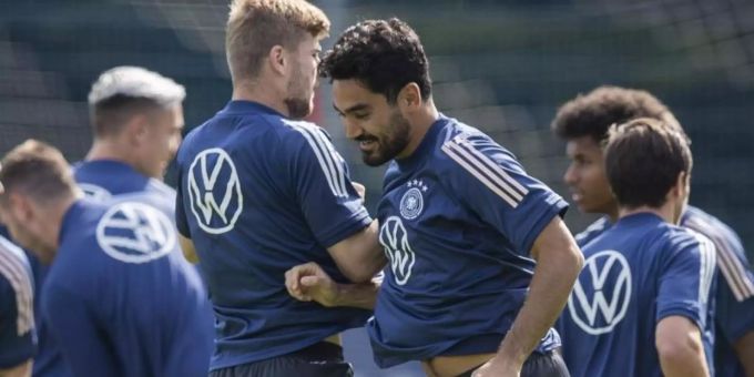 Ilkay Gündogan (M) wird gegen Island von Beginn an spielen. Foto: Tom Weller/dpa Ilkay Gündogan (M) wird gegen Island von Beginn an spielen. Foto: Tom Weller/dpa