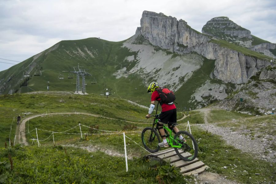 Am besten biken Sie nur auf öffentlichen Strassen, signalisierten Trails und Pisten.