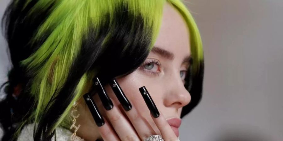 Billie Eilish, US-amerikanische Sängerin, kommt zur Oscar-Verleihung. Foto: John Locher/AP/dpa