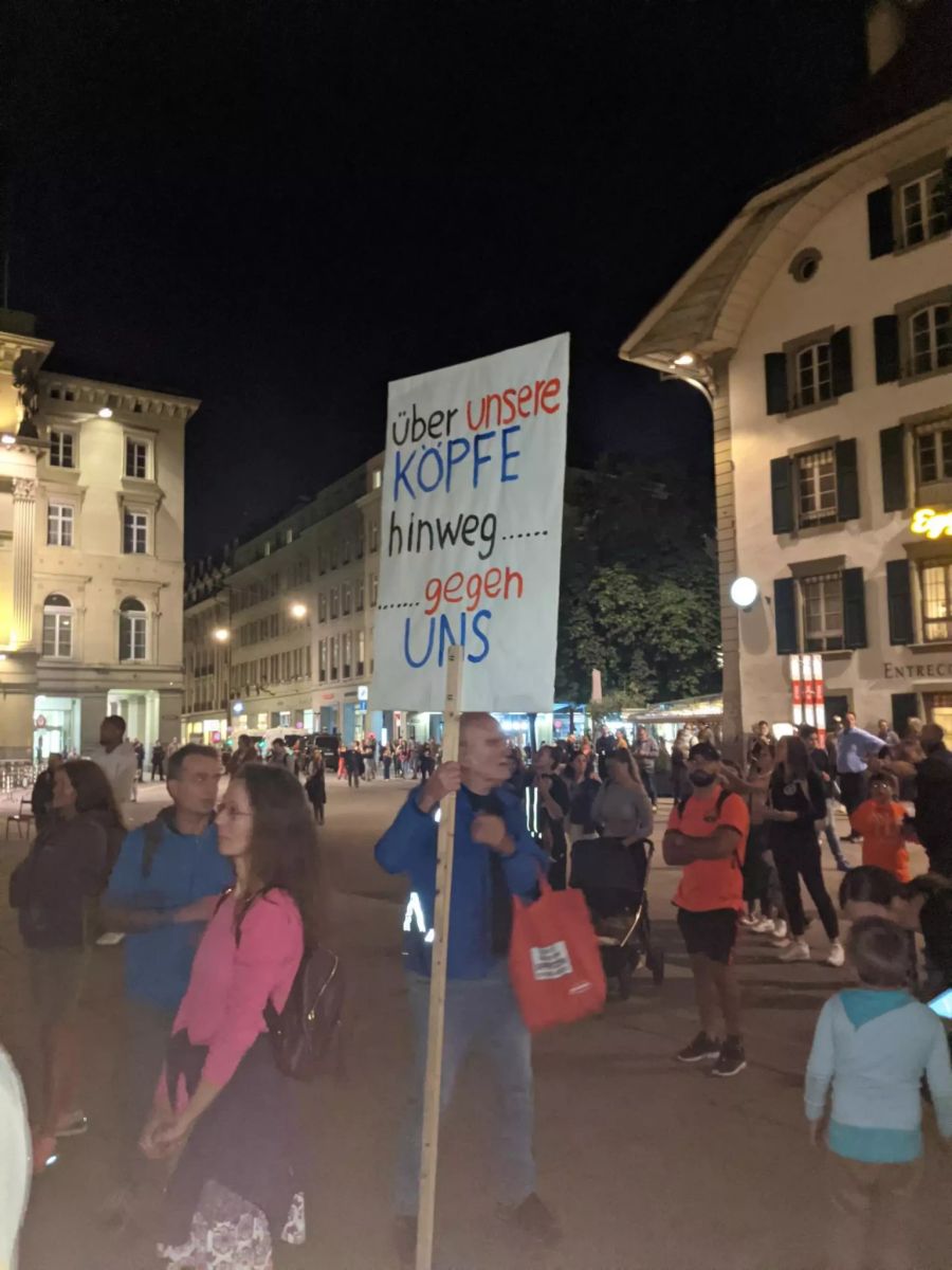 Auch Personen mit Plakaten waren vor Ort.