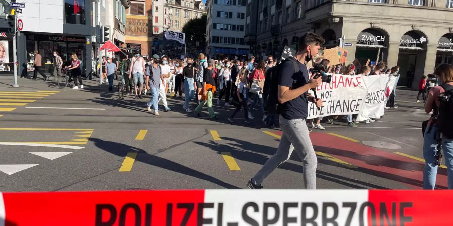 Auch die Polizei ist beim Klimastreik in Zürich vor Ort.