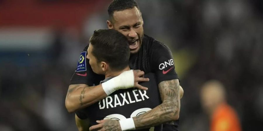 Julian Draxler und Neymar bejubeln das 2:0. Foto: Christophe Ena/AP/dpa