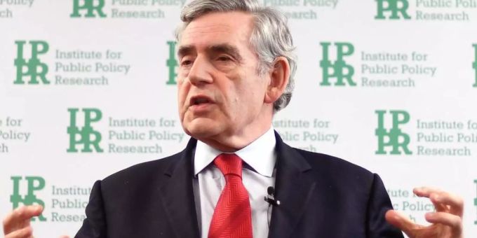 Grossbritanniens Ex-Premier Gordon Brown ist sich sicher, dass auf die königliche Familie so einiges zukommen wird. Foto: Victoria Jones/PA Wire/dpa brown