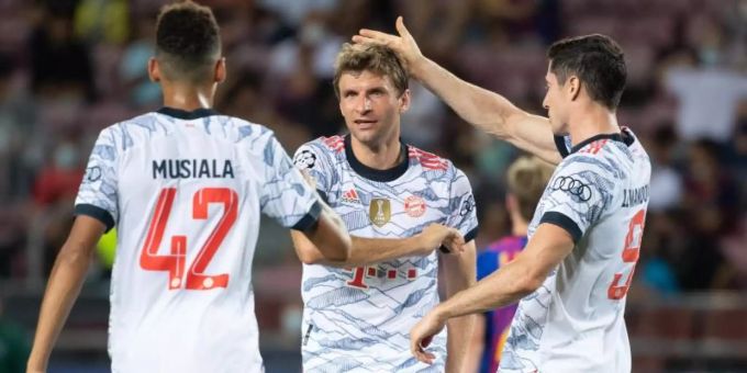 Auch die Trikots der Bayern-Stars um Jamal Musiala, Thomas Müller und Robert Lewandowski (l-r) sorgten für Aufsehen. Foto: Sven Hoppe/dpa Auch die Trikots der Bayern-Stars um Jamal Musiala, Thomas Müller und Robert Lewandowski (l-r) sorgten für Aufsehen. Foto: Sven Hoppe/dpa