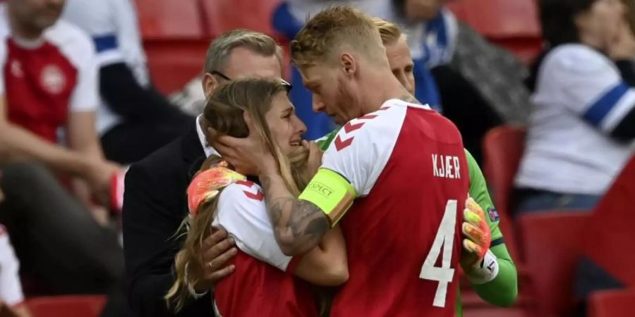 Simon Kjaer (r) tröstete bei der EM Christian Eriksens Freundin. Foto: Stuart Franklin/Getty Pool/AP/dpa