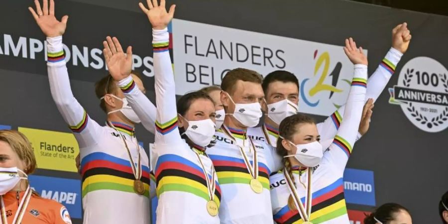 Das deutsche Team um Tony Martin (M) jubelt mit der Goldmedaille auf dem Podium. Foto: David Stockman/BELGA/dpa