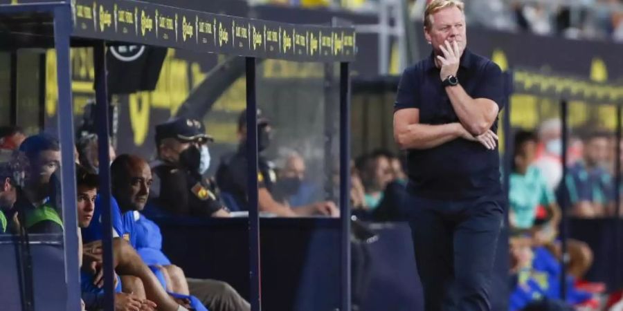 Nachdenklich verfolgt Barcelonas Trainer Ronald Koeman das Spiel in Cadiz. Foto: Miguel Morenatti/AP/dpa