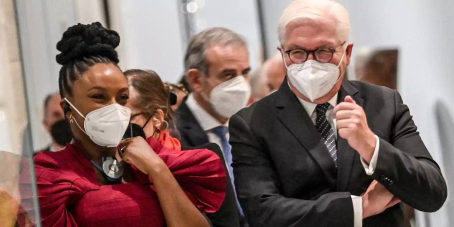 Bundespräsident Frank-Walter Steinmeier und Chimamanda Ngozi Adichie, Schriftstellerin beim Festakt anlässlich der Ausstellungseröffnungen des Ethnologischen Museums und des Museums für Asiatische Kunst. Foto: Britta Pedersen/dpa-Zentralbild / Pool/dpa