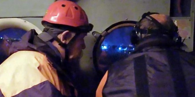 Auf diesem Videostandbild sind Mitglieder eines Rettungsteams des russischen Katastrophenschutzministeriums während einer Suchaktion nach der Antonow An-26 zu sehen. Foto: Russia Emergencies Ministry/Russian Emergencies Ministry/TASS/dpa Auf diesem Videostandbild sind Mitglieder eines Rettungsteams des russischen Katastrophenschutzministeriums während einer Suchaktion nach der Antonow An-26 zu sehen. Foto: Russia Emergencies Ministry/Russian Emergencies Ministry/TASS/dpa