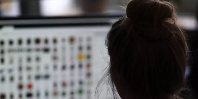 Eine Kriminaloberkommissarin vor einem Auswertungscomputer auf der Suche nach Kinderpornografie. Kinderpornografie KI Kommissarin