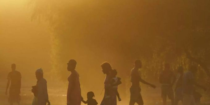 Migranten, viele von ihnen aus Haiti, gehen zu einem improvisierten Flüchtlingslager in Ciudad Acuña. Foto: Fernando Llano/AP/dpa Migranten, viele von ihnen aus Haiti, gehen zu einem improvisierten Flüchtlingslager in Ciudad Acuña. Foto: Fernando Llano/AP/dpa