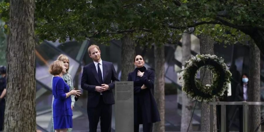 Prinz Harry (2.v.r) und Meghan Markle (r), besuchen das National September 11 Memorial &amp; Museum. Foto: Seth Wenig/AP/dpa