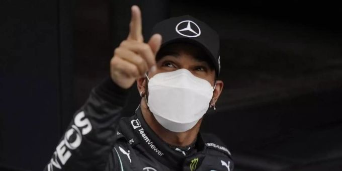War nach dem Rennen in Monza nach New York gereist zur berühmten Met-Gala: Lewis Hamilton. Foto: Luca Bruno/AP/dpa War nach dem Rennen in Monza nach New York gereist zur berühmten Met-Gala: Lewis Hamilton. Foto: Luca Bruno/AP/dpa