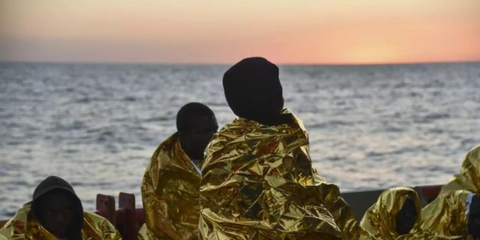 Menschen auf dem Mittelmeer vor der libyschen Küste Menschen auf dem Mittelmeer vor der libyschen Küste