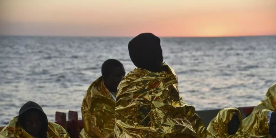 Menschen auf dem Mittelmeer vor der libyschen Küste