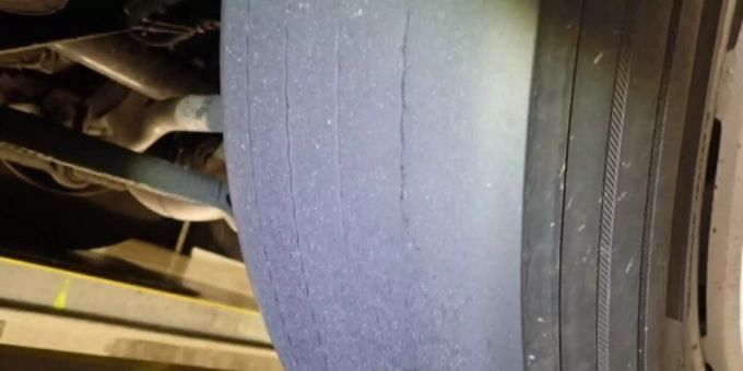 Ein von der Urner Polizei kontrollierter Car war mit abgelaufenen Reifen unterwegs. Ein von der Urner Polizei kontrollierter Car war mit abgelaufenen Reifen unterwegs.