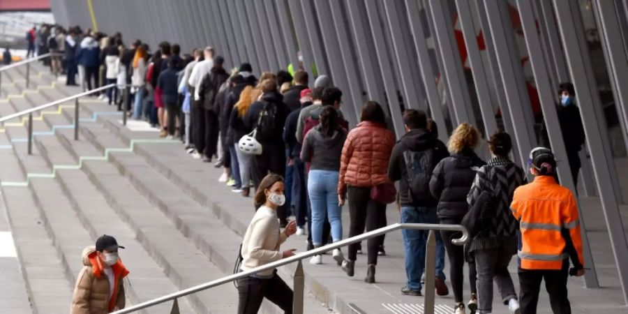 Warteschlange vor Impfzentrum in Melbourne