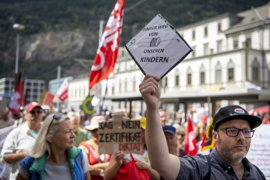 Massnahmenkritiker demonstrieren in Brig BE gegen die Impfung gegen das Coronavirus.