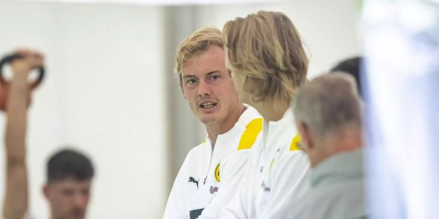 Dortmunds Julian Brandt (l) wurde mit Lazio Rom und dem AC Mailand in Verbindung gebracht. Foto: David Inderlied/dpa