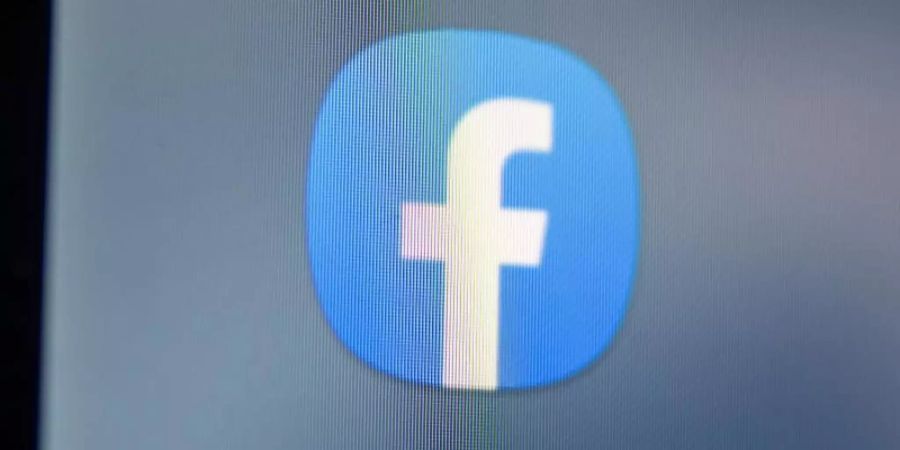 Darf Facebook bei Verstössen gegen die selbst gesetzten Plattform-Regeln Beiträge löschen und Konten sperren? Der BGH hat ein Urteil gefällt. Foto: Fabian Sommer/dpa