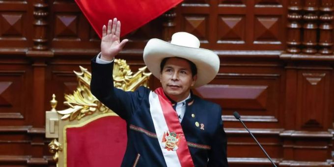 Pedro Castillo winkt während der Zeremonie zu seiner Amtseinführung im Kongress. peru