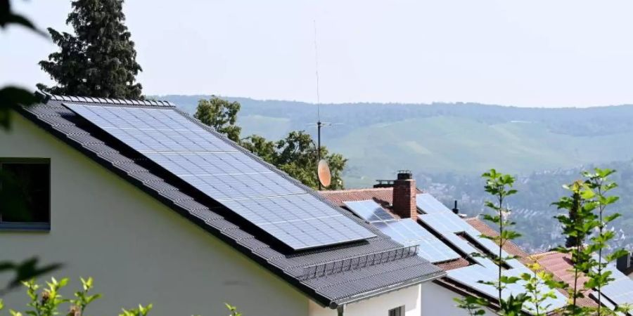 Solaranlagen sind auf Dächern von Wohnhäusern angebracht. Foto: Bernd Weissbrod/dpa