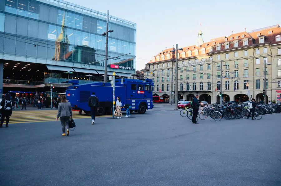 Ein Wasserwerfer der Berner Polizei steht bereit.