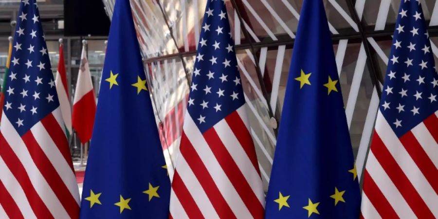 Fahnen der EU und der USA