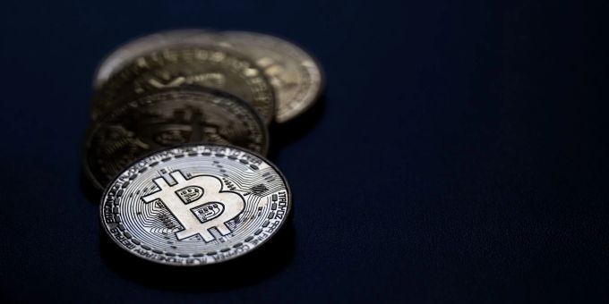 Nach Rekordhoch - Preis für Bitcoin fällt deutlich