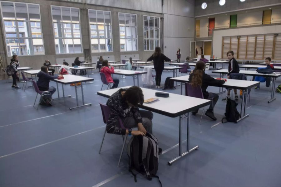 In der Mittelschule von Stabio wird in der Turnhalle unterrichtet, um den Sicherheitsabstand zu wahren.