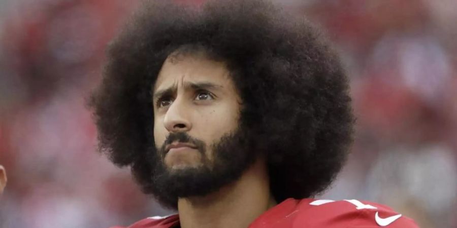 Colin Kapernick war 2016 der erste NFL-Profi, der bei der Nationalhymne kniete, um gegen Polizeigewalt gegen Schwarze und Rassismus zu demonstrieren. Foto: Marcio Jose Sanchez/AP/dpa