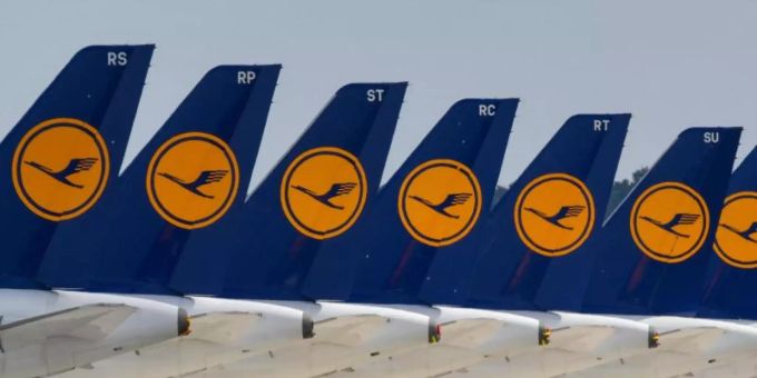 Abgestellte Flugzeuge der Fluggesellschaft Lufthansa stehen auf dem Areal des Hauptstadtflughafens Berlin-Brandenburg (BER) abseits der Start- und Landebahn. Foto: Patrick Pleul/dpa-Zentralbild/dpa Abgestellte Flugzeuge der Fluggesellschaft Lufthansa stehen auf dem Areal des Hauptstadtflughafens Berlin-Brandenburg (BER) abseits der Start- und Landebahn. Foto: Patrick Pleul/dpa-Zentralbild/dpa
