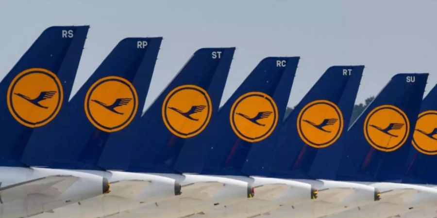 Abgestellte Flugzeuge der Fluggesellschaft Lufthansa stehen auf dem Areal des Hauptstadtflughafens Berlin-Brandenburg (BER) abseits der Start- und Landebahn. Foto: Patrick Pleul/dpa-Zentralbild/dpa