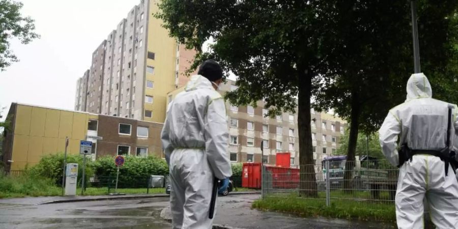 Angesichts von etwa 100 neuen Coronavirus-Infektionen in dem Göttinger Hochhaus ist der Gebäudekomplex vollständig unter Quarantäne gestellt worden. Foto: Swen Pförtner/dpa