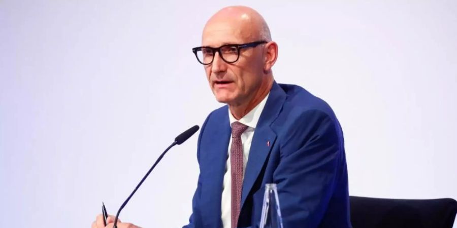 Timotheus Höttges, Vorstandsvorsitzender des deutschen Telekommunikationsriesen Deutsche Telekom AG, nimmt an der Präsentation der offiziellen Corona-Warn-App teil. Foto: Hannibal Hanschke/Reuters Pool/dpa