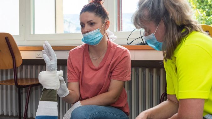 Hanifes Verband sieht recht professionell aus.